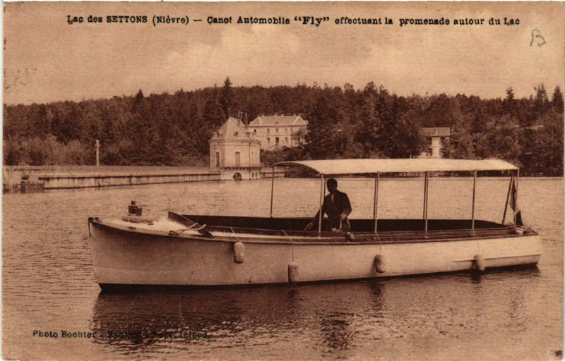 Carte postale ancienne Lac des Settons - Canot Automobile Fly effectuant la