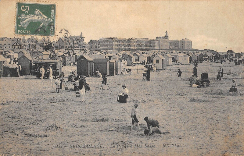Carte postale ancienne Berck Plage La Plage A Maree Basse à Berck