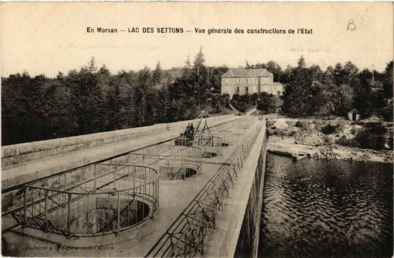Carte postale ancienne En Morvan - Lac des Settons - Vue générale des constructions de