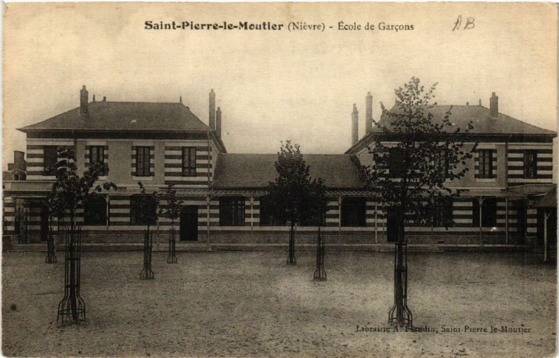 Carte postale ancienne Saint-Pierre-le-Moutier - Ecole de Garcons