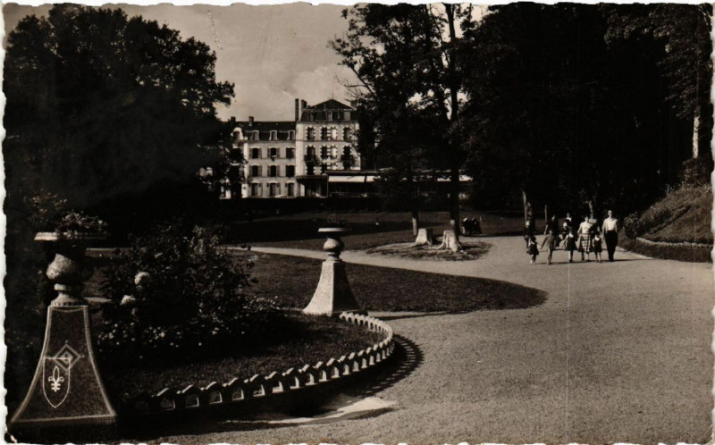 Carte postale ancienne Saint-Honore-les-Bains - Le Parc et l'Hotel du Movan