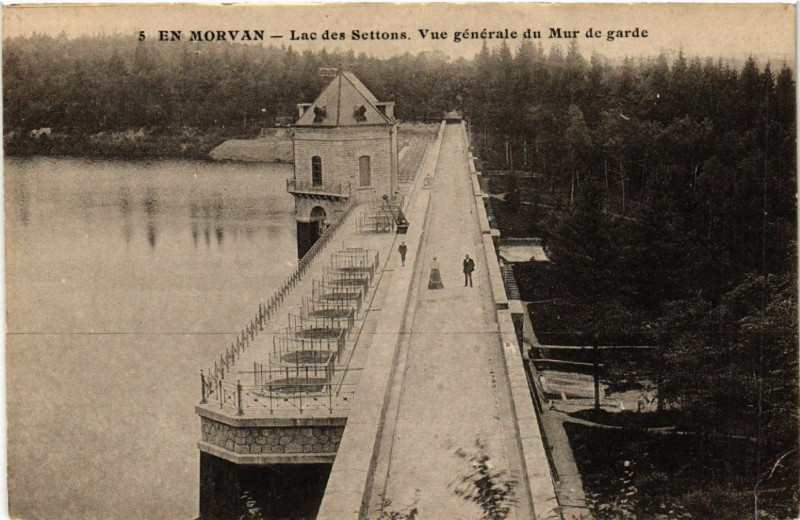 Carte postale ancienne En Morvan - Lac des Settons - Vue générale du Mur de garde
