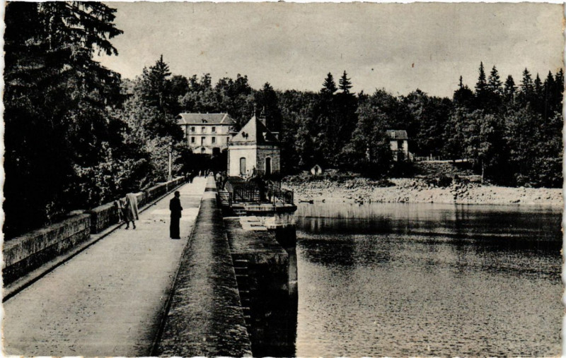 Carte postale ancienne Lac des Settons - La Digue