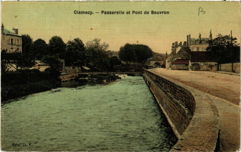 Carte postale ancienne Clamecy - Passerelle et Pont de Beuvron à Clamecy