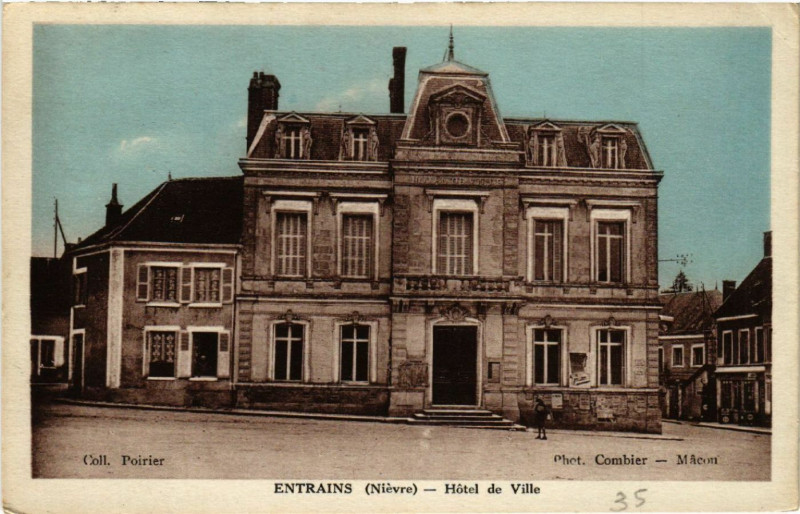 Carte postale ancienne Entrains - Hotel de Ville