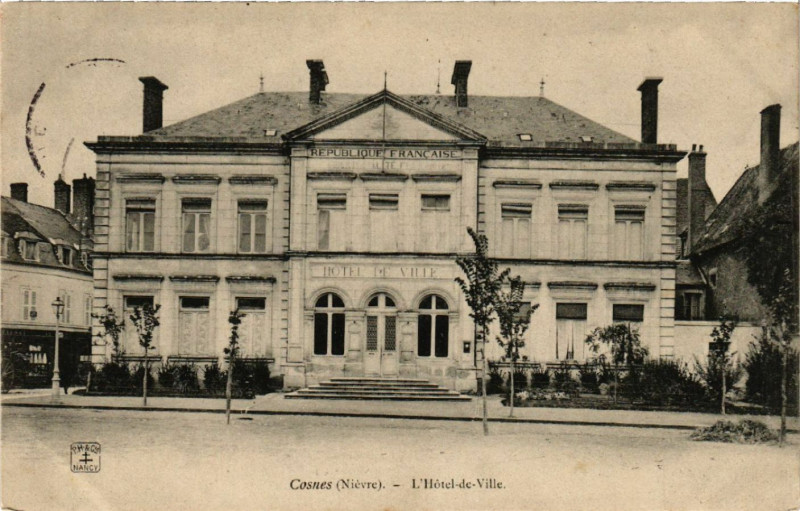 Carte postale ancienne Cosnes - L'Hotel-de-Ville