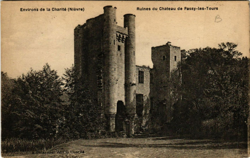 Carte postale ancienne Env. de la Charite - Ruines du Chateau de Passy-les -