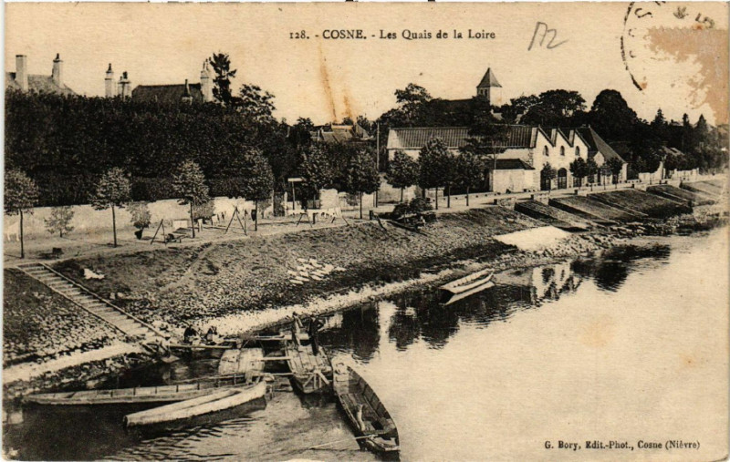Carte postale ancienne Cosne - Les Quais de la Loire