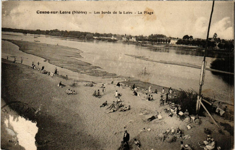 Carte postale ancienne Cosne-sur-Loire - Les bords de la Loire - La Plage