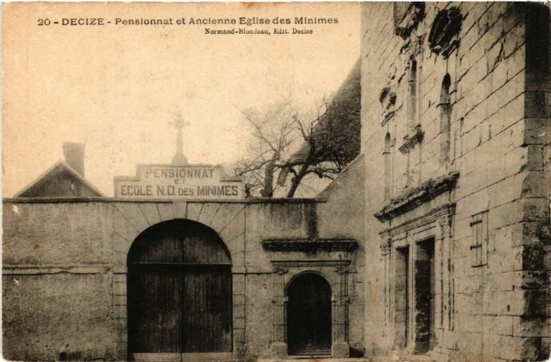 Carte postale ancienne Decize - Pensionnat et Ancienne Eglise des Minimes à Decize
