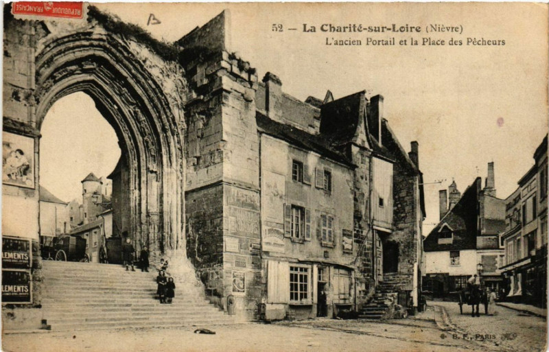 Carte postale ancienne L'ancien Portail et la Place des Pêcheurs à La Charité-sur-Loire