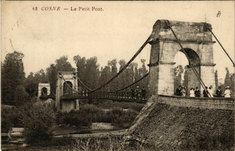 Carte postale ancienne Cosne - Le Petit Pont