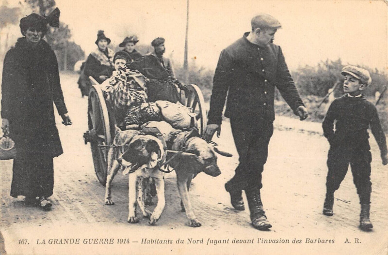 Carte postale ancienne Grande Guerre Habitants Du Nord Fuyant Devant L'Invasion Des Barbares à Erre