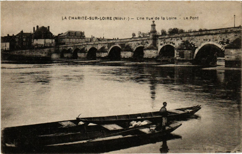 Carte postale ancienne Une Vue de la Loire - Le Pont à La Charité-sur-Loire
