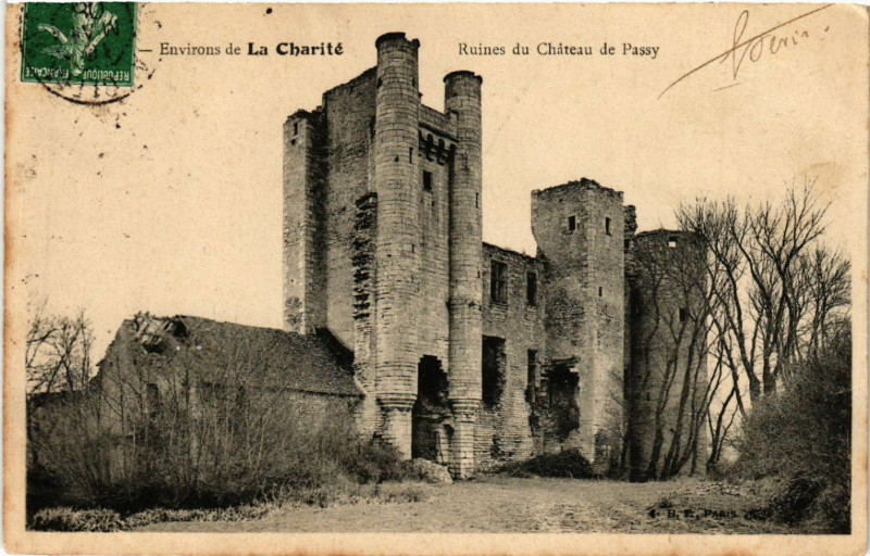 Carte postale ancienne Env. de La Charite - Runes du Chateau de Passy