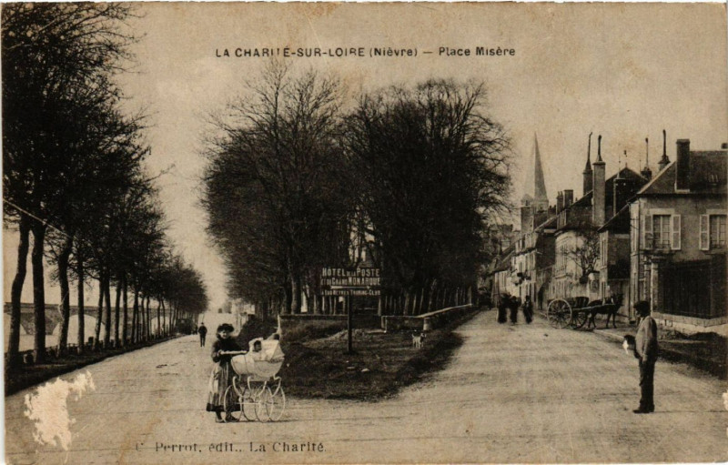 Carte postale ancienne Place Misère à La Charité-sur-Loire