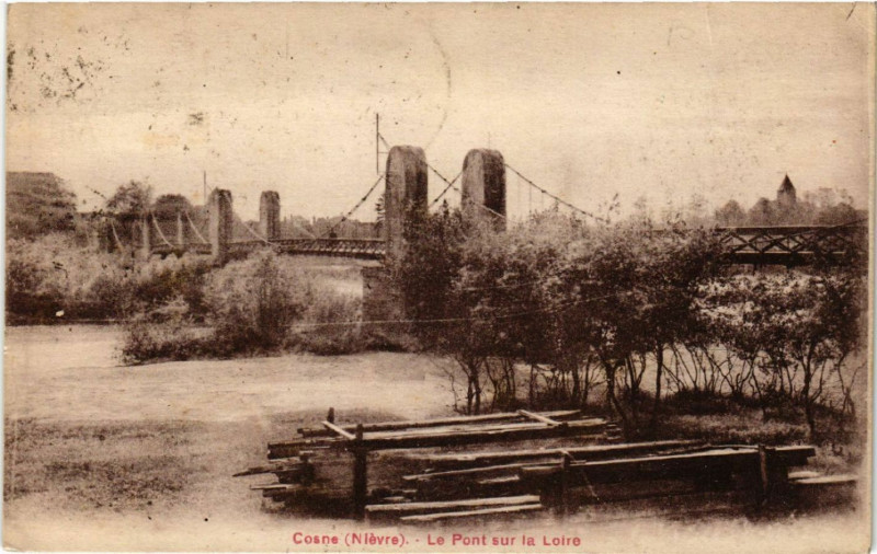 Carte postale ancienne Cosne - Le Pont sur la Loire
