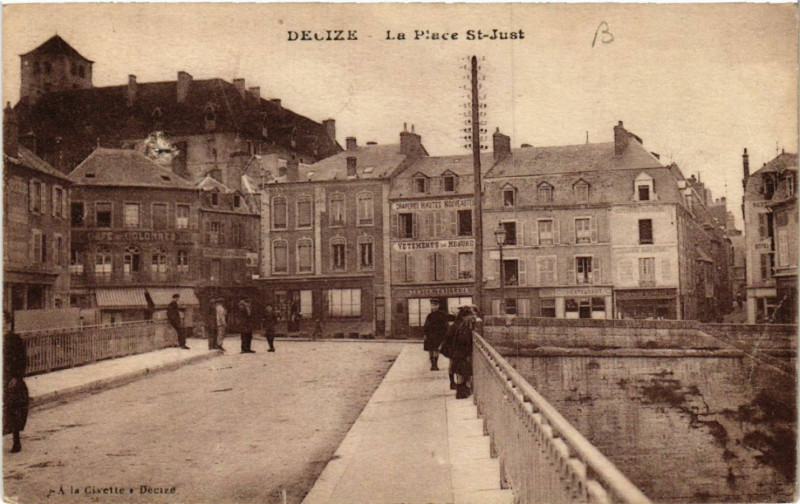 Carte postale ancienne Decize - La Place Saint-Just à Decize