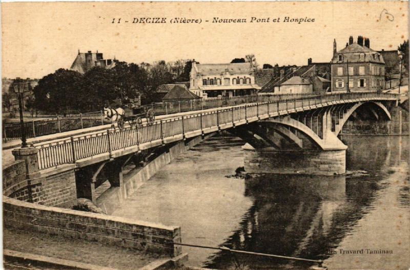 Carte postale ancienne Decize - Nouveau Pont et Hospice à Decize