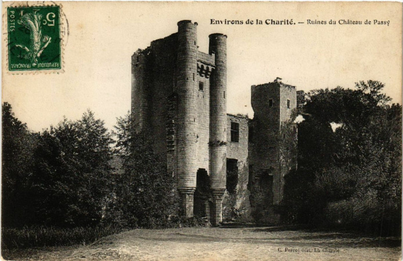 Carte postale ancienne Env. de la Charite - Ruines du Chateau de Passy