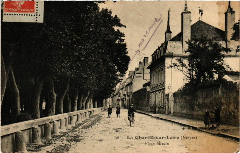 Carte postale ancienne Place Misère à La Charité-sur-Loire