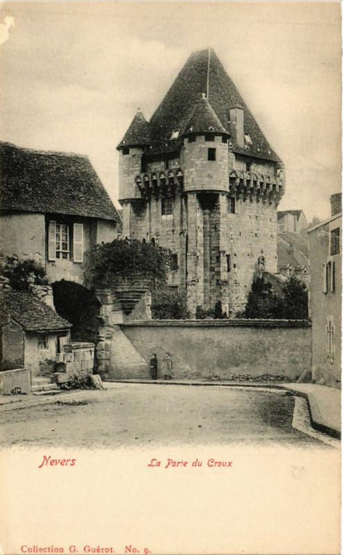 Carte postale ancienne Nevers - La Porte du Croux à Nevers