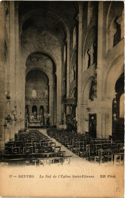 Carte postale ancienne Nevers - La Nef de l'Eglise Saint-Etienne à Nevers