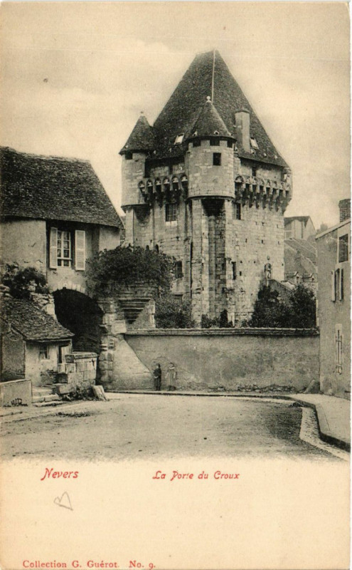 Carte postale ancienne Nevers - La Porte du Croux à Nevers
