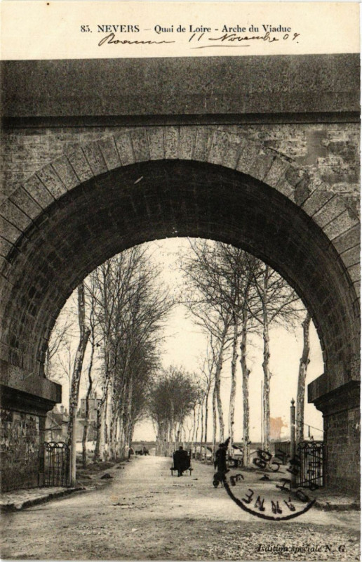 Carte postale ancienne Nevers - Quai du Loire - Arche du Viaduc à Nevers