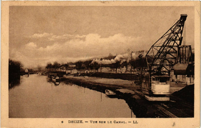 Carte postale ancienne Decize - Vue sur le Canal à Decize