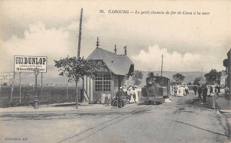 Carte postale ancienne Cabourg Le Petit Chemin De Fer De Caen A La Mer (Train à Cabourg