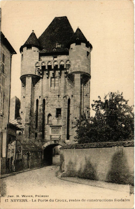 Carte postale ancienne Nevers - La Porte du Croux restes de constructions feodales à Nevers