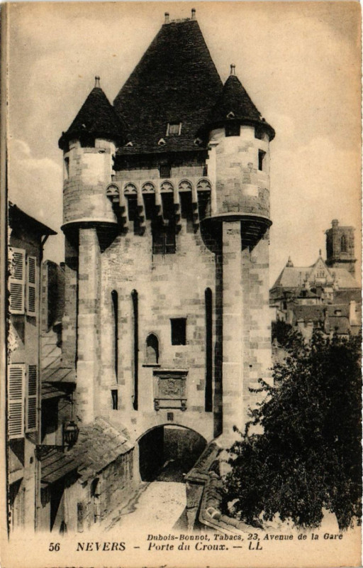 Carte postale ancienne Nevers - Porte du Croux à Nevers