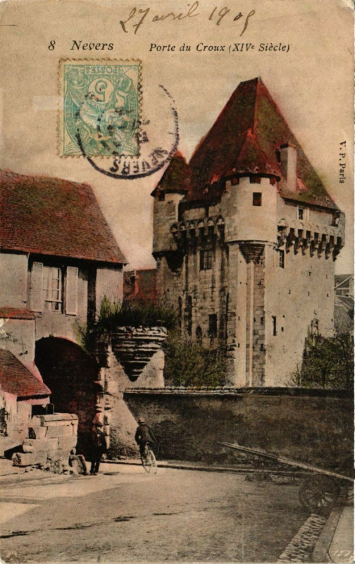 Carte postale ancienne Nevers - Porte du Croux à Nevers