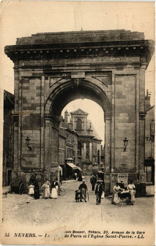 Carte postale ancienne Nevers - La Porte de Paris et l'Eglise Saint-Pierre à Nevers