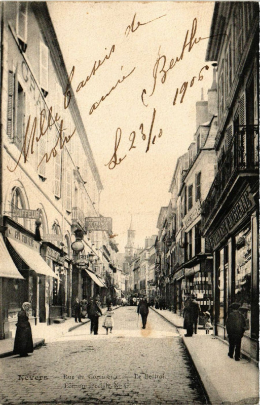 Carte postale ancienne Nevers - Rue du Commerge - Le Bettroi - Edinen speciale à Nevers