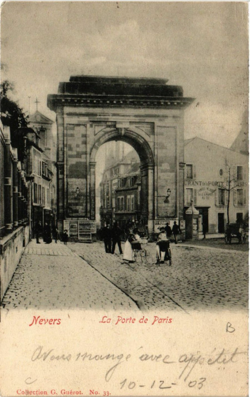 Carte postale ancienne Nevers - La Porte de Paris à Nevers
