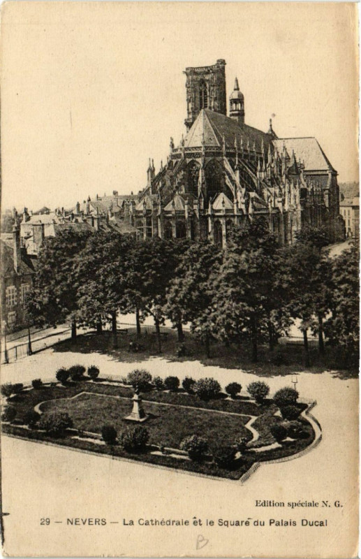 Carte postale ancienne Nevers - La Cathédrale et le Square du Palais Ducal à Nevers