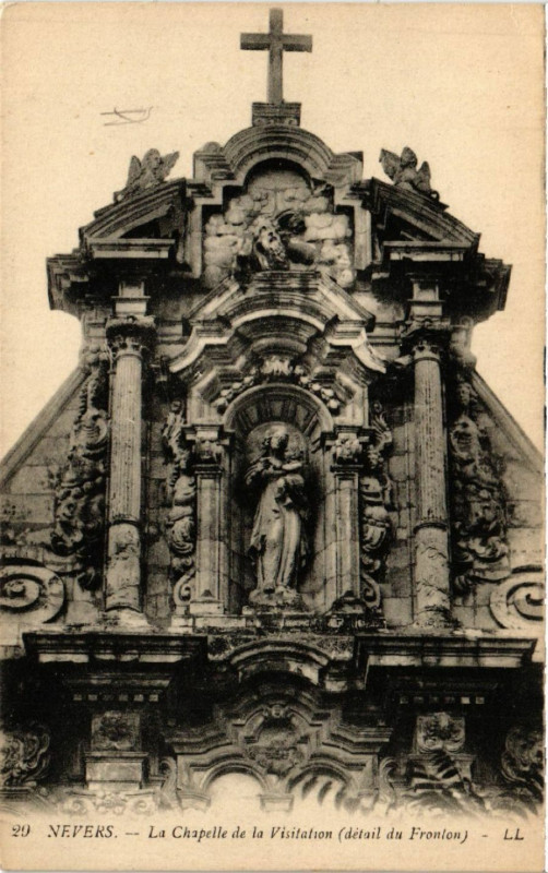 Carte postale ancienne Nevers - La Chapelle de la Visitation (detail du fronton) à Nevers