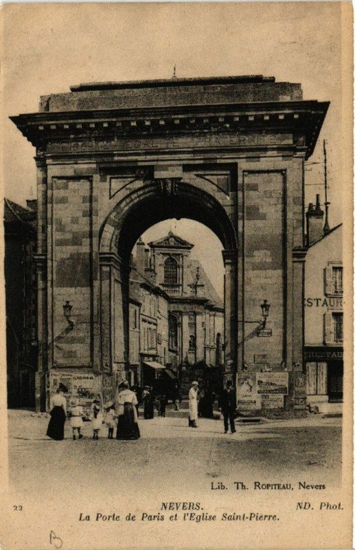 Carte postale ancienne Nevers - La Porte de Paris et l'Eglise Saint-Pierre à Nevers