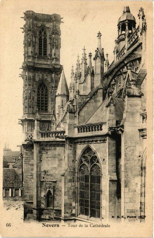 Carte postale ancienne Nevers - Tour de la Cathédrale à Nevers