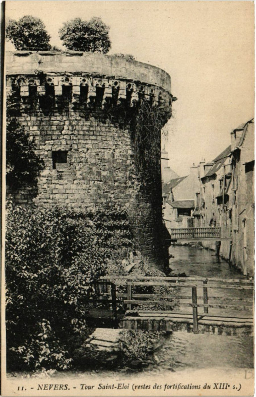 Carte postale ancienne Nevers - Tour Saint-Eloi (restes des fortifications du Xii s. à Nevers