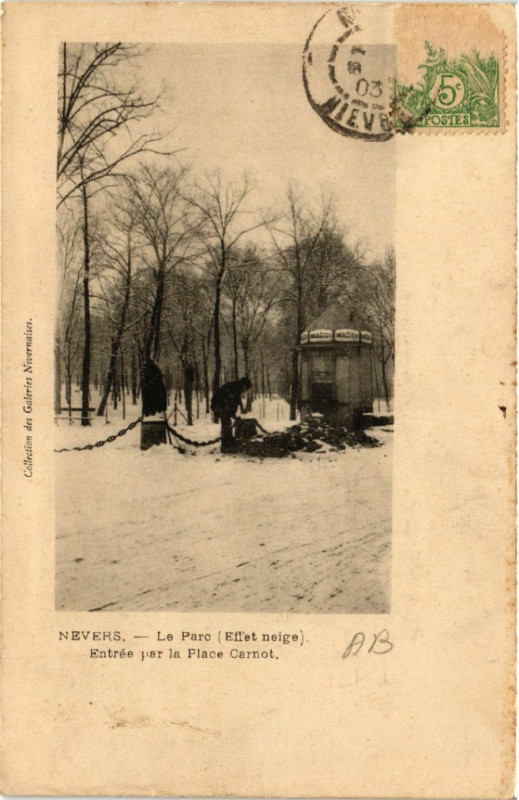 Carte postale ancienne Nevers - Le Parc - Entrée par la Place Carnot à Nevers