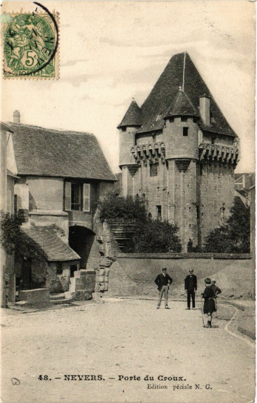 Carte postale ancienne Nevers - Porte du Croux à Nevers