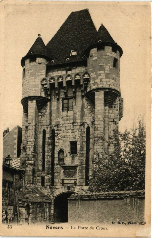 Carte postale ancienne Nevers - La Porte du Croux à Nevers