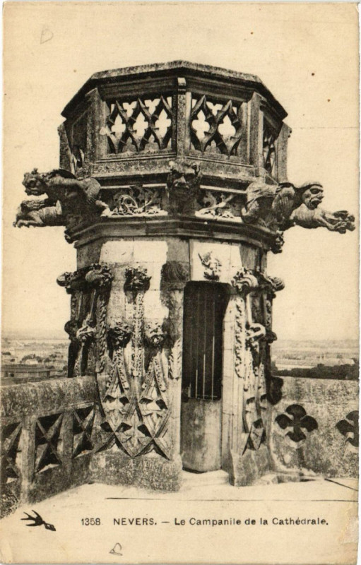 Carte postale ancienne Nevers - La Campanile de la Cathédrale à Nevers