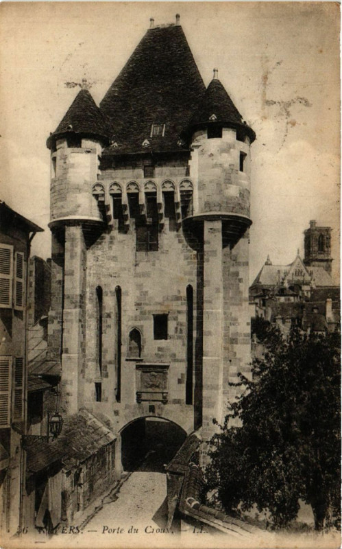 Carte postale ancienne Nevers - Porte du Croux à Nevers