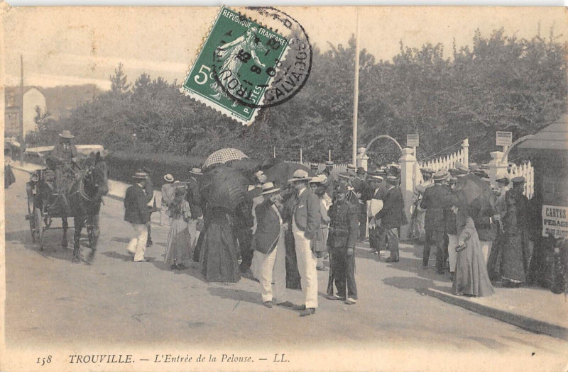 Carte postale ancienne Trouville Entree De La Pelouse