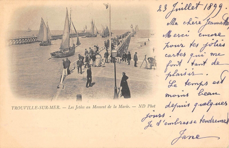 Carte postale ancienne Trouville Sur Mer Les Jetees Au Moment De La Maree à Trouville-sur-Mer