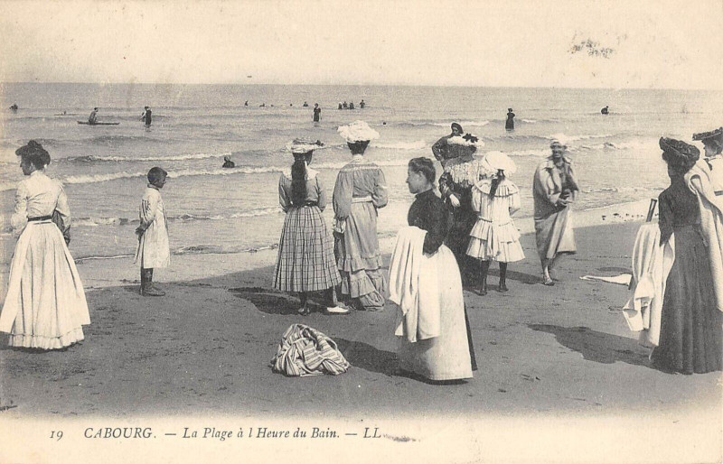 Carte postale ancienne Cabourg La Plage A L'Heure Du Bain à Cabourg
